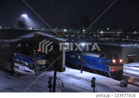 早朝の長岡車両センターを出区するEF64-1051号機の霜取り列車_2025/2/9撮影 123677818