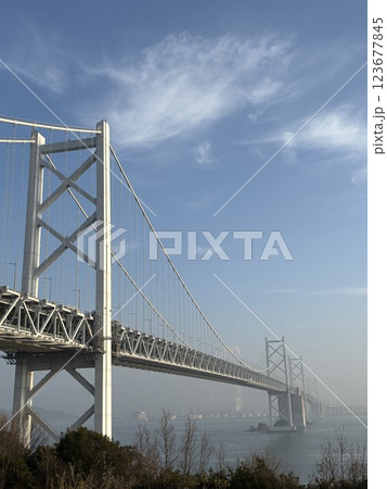 青空に映える備讃瀬戸大橋 青空に映える備讃瀬戸大橋 123677845