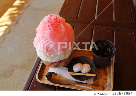 茶屋の大きなイチゴのかき氷 123677984