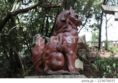 備前焼で出来た狛犬 123678035