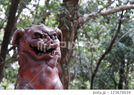 備前焼で出来た狛犬 123678039