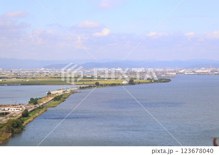 高台から望む川の向こうの町 123678040