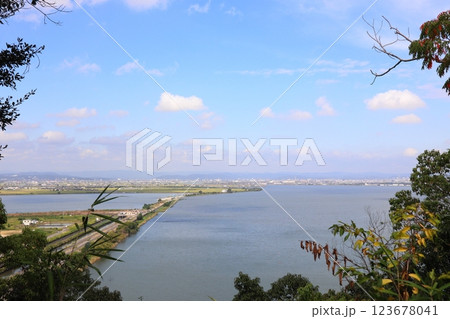 高台から望む川の向こうの町 123678041