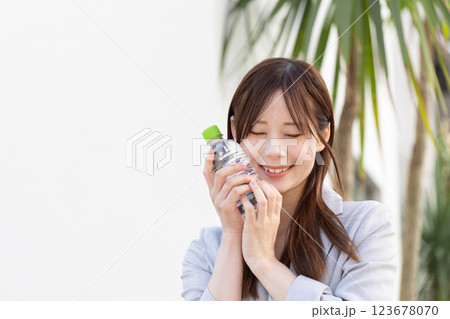冷たい水を顔に当てる女性のイメージ (写真素材) 冷たい水を顔に当てる女性のイメージ (写真素材) 123678070