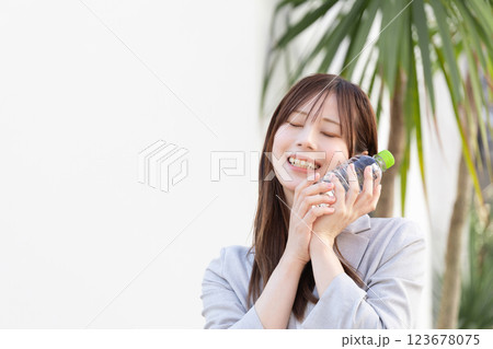 冷たい水を顔に当てる女性のイメージ (写真素材) 冷たい水を顔に当てる女性のイメージ (写真素材) 123678075