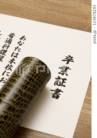 卒業証書と筒 卒業証書と筒 123678293