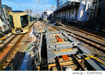 下り線の高架化を控えた『とうきようスカイツリー駅』を行く…  東武特急【リバティ】500系 123678341