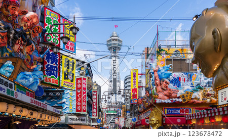 大阪・新世界と通天閣 123678472