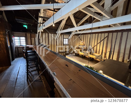 階段のある風景、海運倉庫を利用したカフェ 123678877