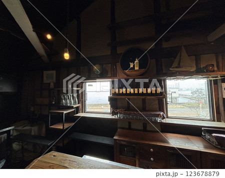 階段のある風景、海運倉庫を利用したカフェ 123678879