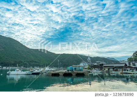 熊本県天草市　世界文化遺産に登録された天草の崎津カトリック教会の朝の海からの眺め 123678890