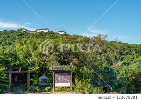 熊本県天草郡苓北町　天草四郎が率いる一揆軍の猛攻撃にも落城しなかった富岡城の遠景と麓の神社の鳥居 123678891