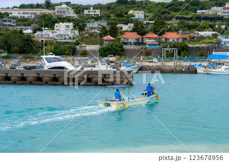 海に浮かぶボート 123678956
