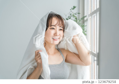 風呂上がり・朝シャン後に髪をタオルドライするアジア人女性 123679258