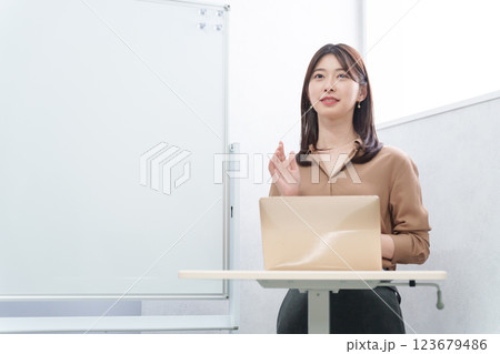 プレゼンをする女性ビジネスマン プレゼンをする女性ビジネスマン 123679486