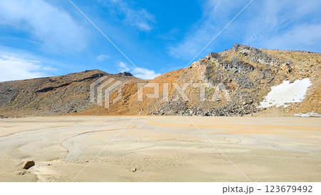 夏の御嶽山登山：二ノ池から剣ヶ峰の眺め 123679492
