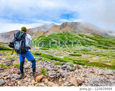夏の御嶽山登山:サイノ河原から剣ヶ峰を望む 夏の御嶽山登山:サイノ河原から剣ヶ峰を望む 123679494