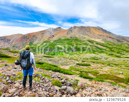 夏の御嶽山登山:サイノ河原から剣ヶ峰を望む 夏の御嶽山登山:サイノ河原から剣ヶ峰を望む 123679528