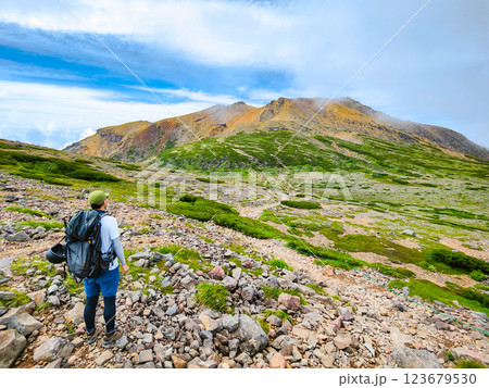 夏の御嶽山登山：サイノ河原から剣ヶ峰を望む 123679530