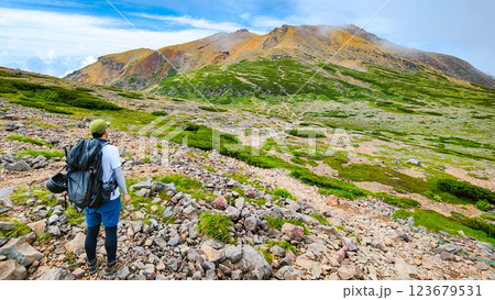 夏の御嶽山登山:サイノ河原から剣ヶ峰を望む 夏の御嶽山登山:サイノ河原から剣ヶ峰を望む 123679531