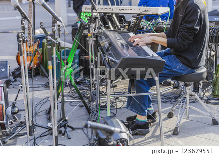 路上ライブ　ストリートライブ　キーボードを弾く男性の手元　顔無し 123679551