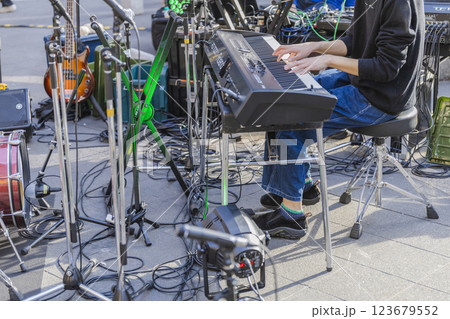 路上ライブ　ストリートライブ　キーボードを弾く男性の手元　顔無し 123679552