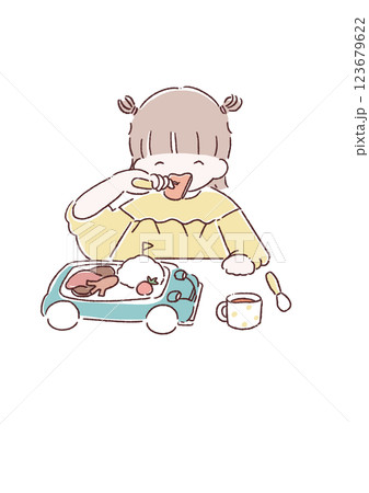 美味しそうにお子様ランチを食べる子ども 123679622