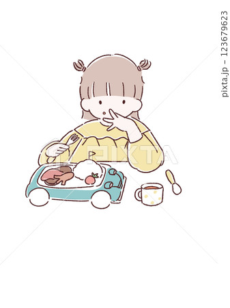 お子様ランチを食べながら指を舐める子ども 123679623