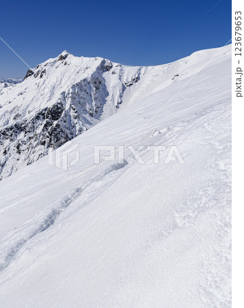 谷川岳の雪景色・雪崩のリスク（クラックあり） 123679653