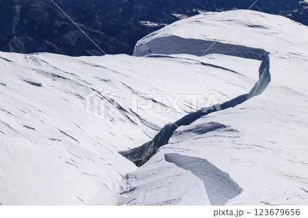 谷川岳の雪景色・雪崩のリスク（クラックあり） 123679656