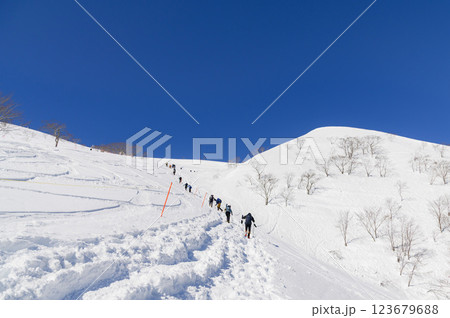 雪山登山・谷川岳天神尾根の絶景と登る登山者 123679688