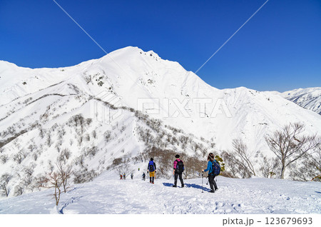 雪山登山・谷川岳天神尾根の絶景と登る登山者 123679693