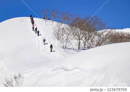 雪山登山・谷川岳天神尾根の絶景と登る登山者 123679709