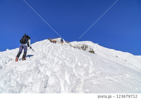 雪山登山・谷川岳天神尾根の絶景と登る登山者 123679712