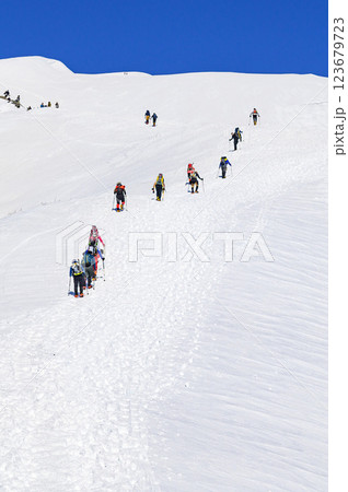 雪山登山・谷川岳天神尾根の絶景と登る登山者 雪山登山・谷川岳天神尾根の絶景と登る登山者 123679723