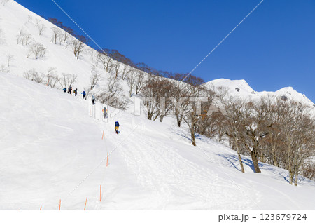 雪山登山・谷川岳天神尾根の絶景と登る登山者 雪山登山・谷川岳天神尾根の絶景と登る登山者 123679724