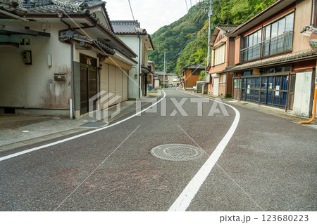 熊本県天草市　世界文化遺産に登録された天草の崎津集落のまちなみと道 123680223