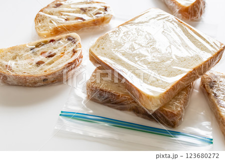 ラップで包んだ食パン　パンの保存方法 123680272