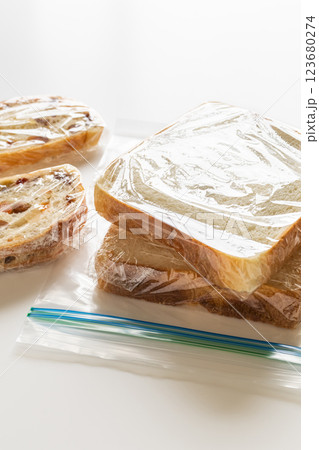 ラップで包んだ食パン　パンの保存方法 123680274