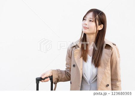 移動中の女性イメージ (写真素材) 移動中の女性イメージ (写真素材) 123680303