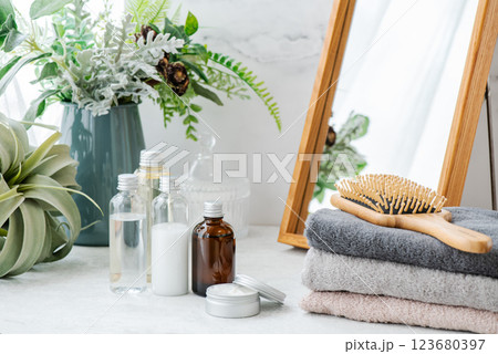 清潔なタオルと基礎化粧品の朝のお手入れイメージ 清潔なタオルと基礎化粧品の朝のお手入れイメージ 123680397