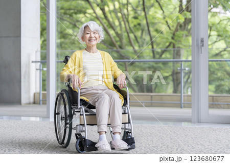 車椅子に座った笑顔のシニア女性 カメラ目線 車椅子に座った笑顔のシニア女性 カメラ目線 123680677