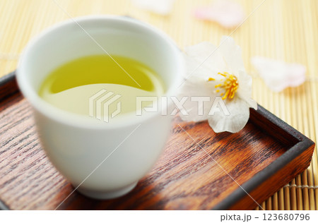 春のお茶(緑茶) 123680796