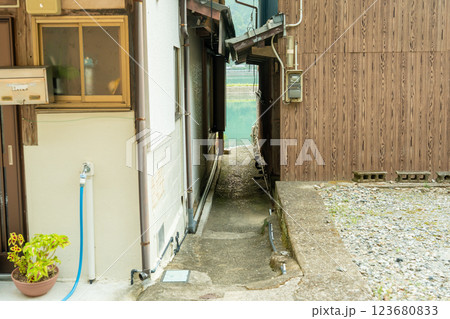 熊本県天草市　世界文化遺産に登録された天草の崎津集落にあるトウヤと呼ばれる家と家との間の小路 123680833
