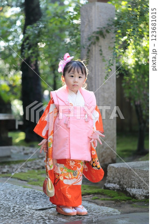 神社に七五三の参拝をする3歳の女の子 神社に七五三の参拝をする3歳の女の子 123681015