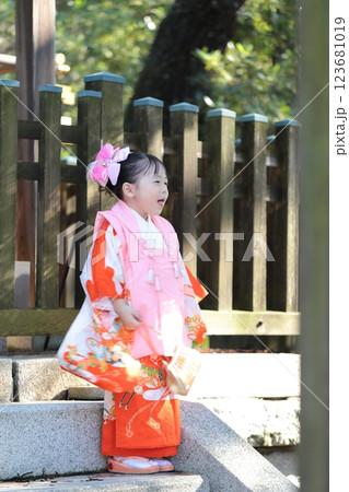 神社に七五三の参拝をする3歳の女の子 123681019
