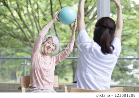 ボール体操をするシニア女性 123681289