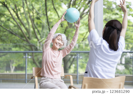 ボール体操をするシニア女性 ボール体操をするシニア女性 123681290