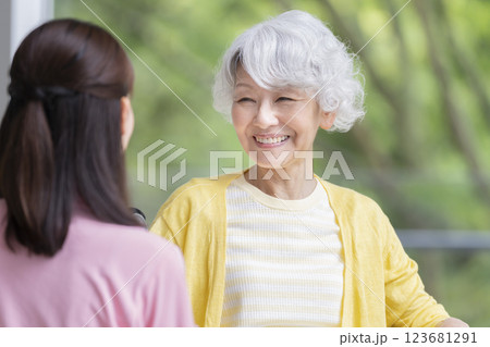 介護スタッフと話しをする笑顔のシニア女性　 123681291