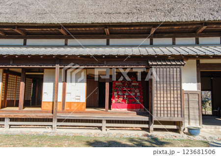 茅葺屋根と雛人形 茅葺屋根と雛人形 123681506